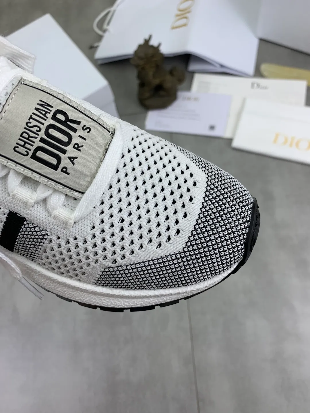 Men's Men's Shoes 💰P460 New 2025 new Run'n mesh fly-knit sneakers reinterpret sports style with an elegant and fashionable shape. The upper is crafted from pure black mesh fabric and features the Christian Dior Paris signature on the laces and heel. The sophisticated two-tone sole is lightweight and soft, adding a couture feel to any casual look. Upper: Original open-mold fly-knit fabric, breathable and comfortable. Inner foot pads: mesh fabric/suede sheepskin. Sole: TPU absorbent film anti-slip outsole. Size: couple size 35-45.